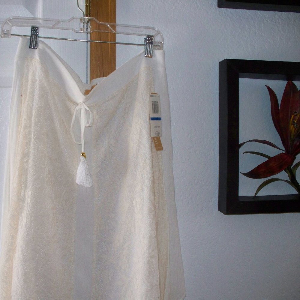 Ivory Skirt - Picture 2 of 4